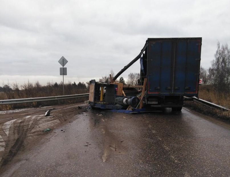 В Тверской области автоледи протаранила выпавший из грузовика станок В Тверской области автоледи протаранила выпавший из грузовика станок