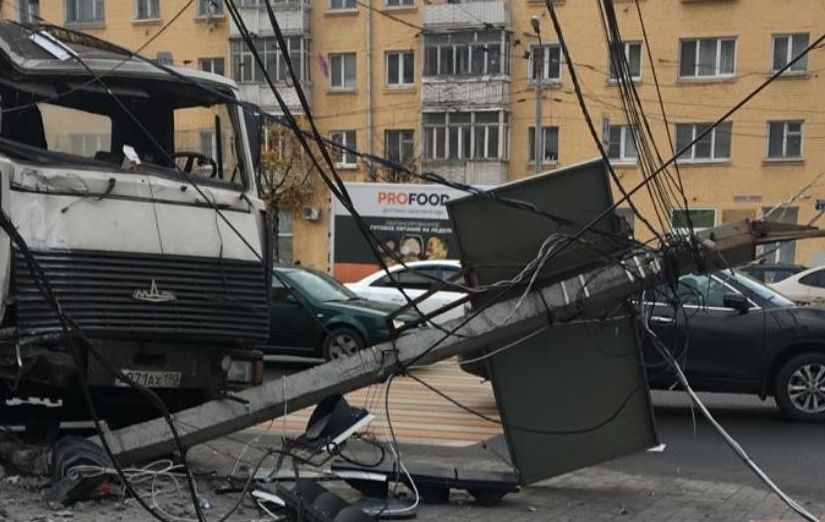 Мусоровоз снес столб со светофором на оживленном перекрестке в Твери и попал на видео Мусоровоз снес столб со светофором на оживленном перекрестке в Твери и попал на видео