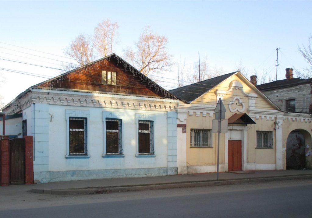 Общественники оценили новодел: старинные дома в Тверской области выкрасили в яркие цвета