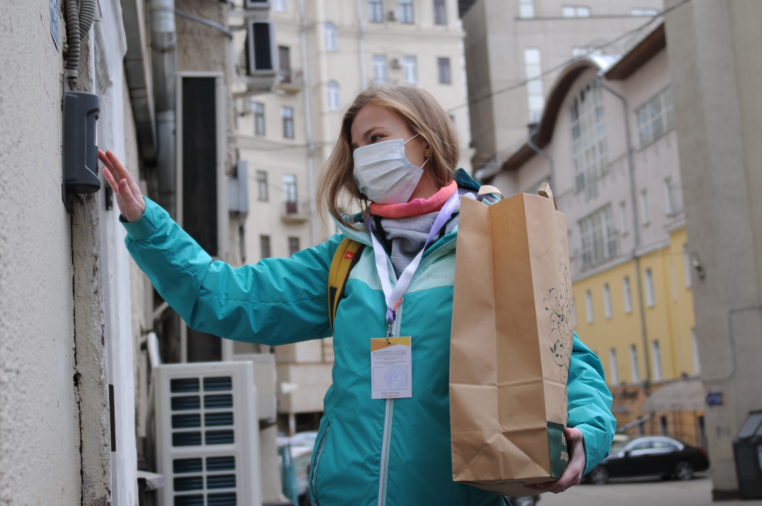 Волонтеры Тверской области доставят продукты пенсионерам Волонтеры Тверской области доставят продукты пенсионерам