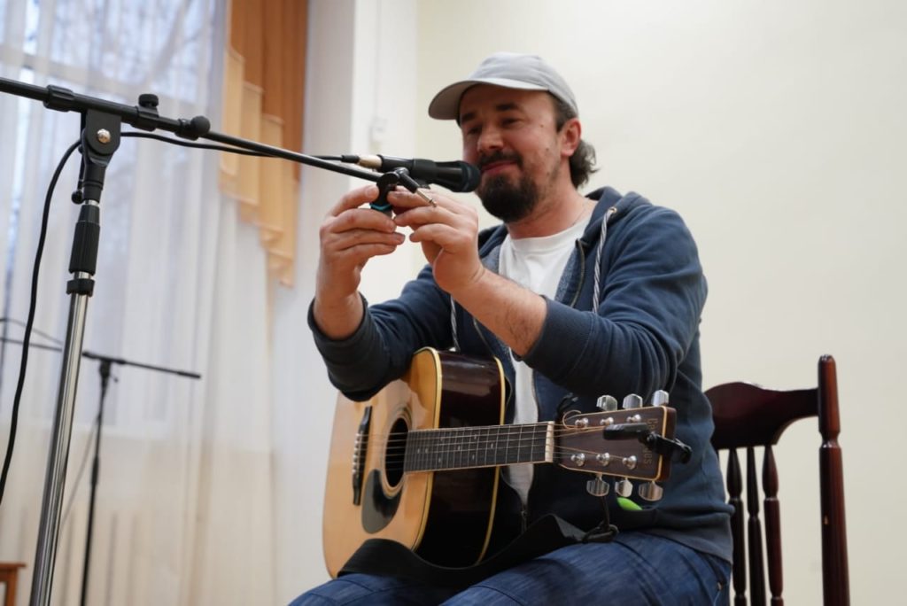 "Свет души" в Горьковке: православные песнопения и песни "Кино" звучали в тверской библиотеке