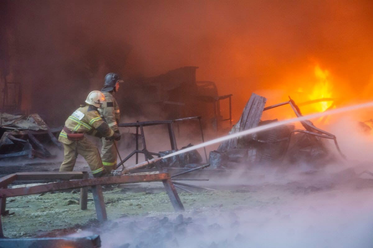 МЧС опубликовало эпичные фото пожара на складах в Твери