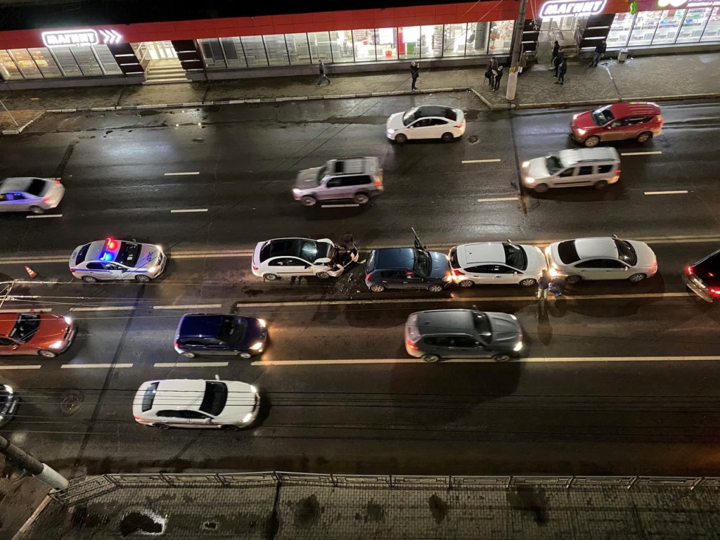 «Паровозик» из легковушек парализовал движение по Волоколамскому проспекту в Твери