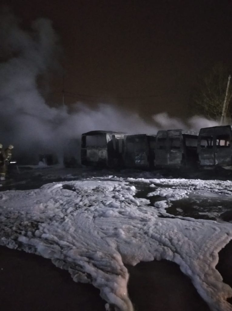 В Тверской области ночью полыхали сразу несколько автобусов