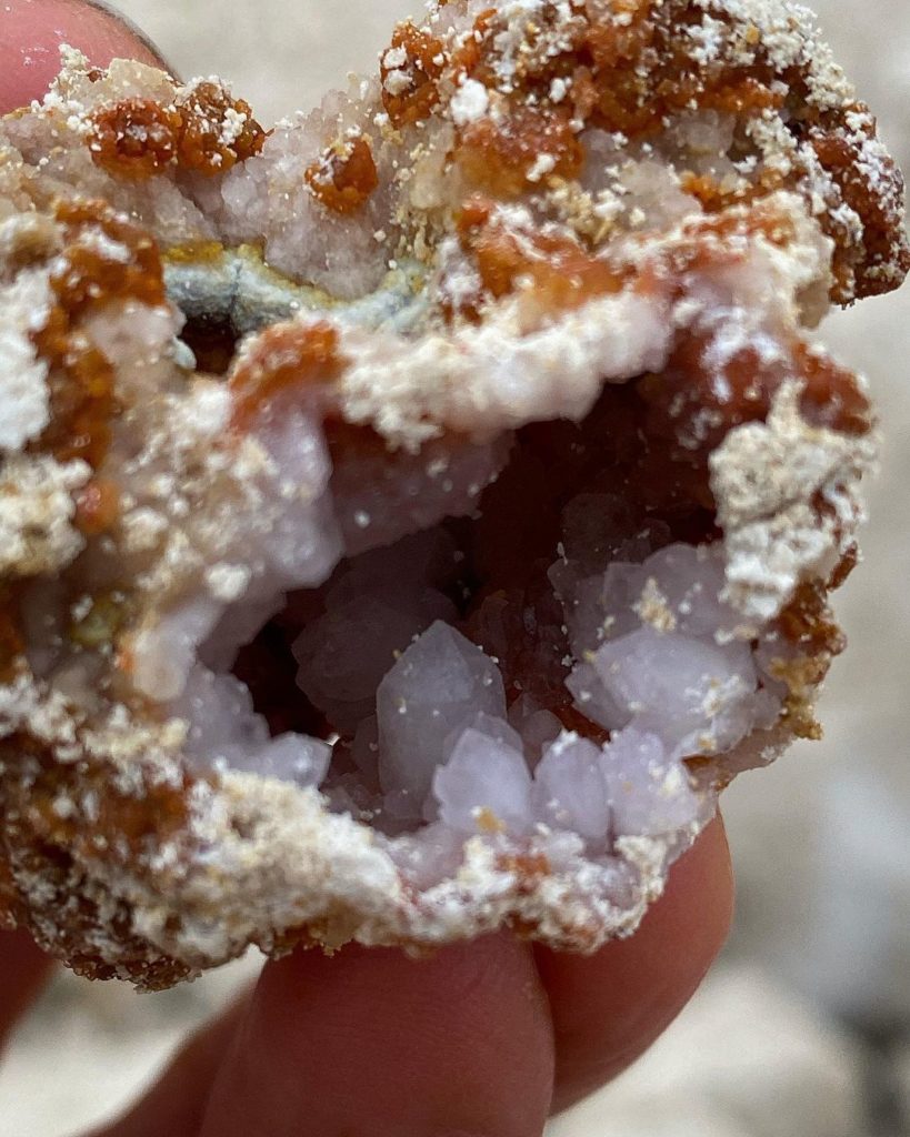 Исследователь нашёл в Тверской области кварц-халцедоновые кристаллы редкой красоты
