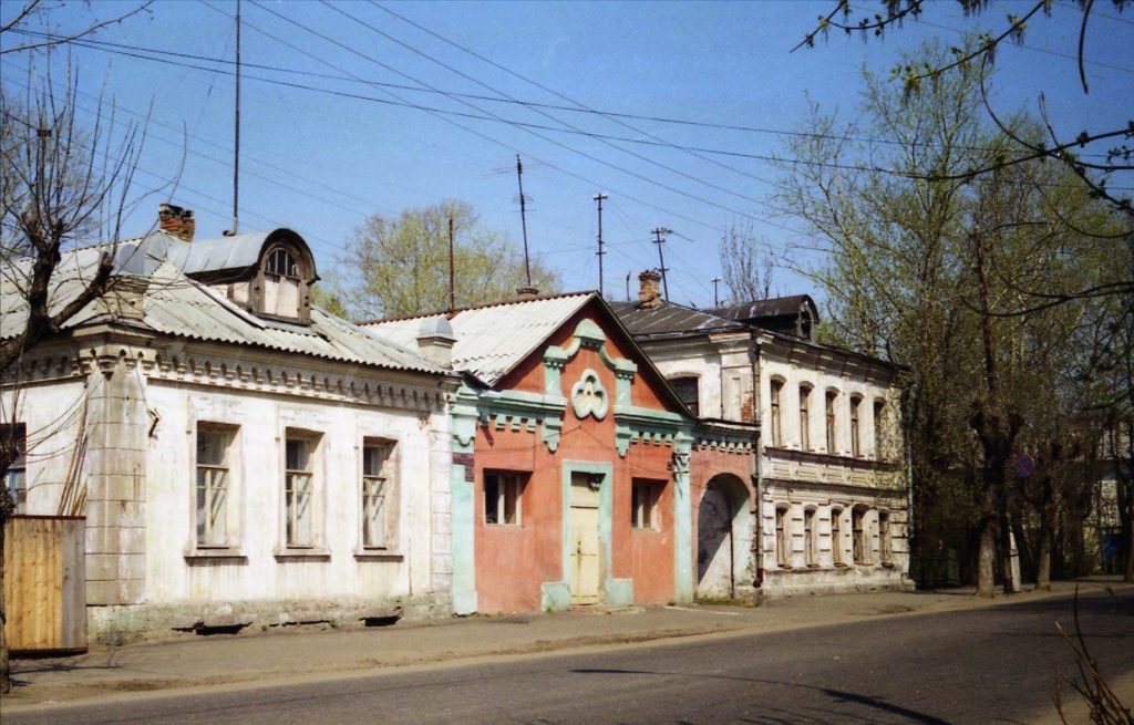 Общественники оценили новодел: старинные дома в Тверской области выкрасили в яркие цвета