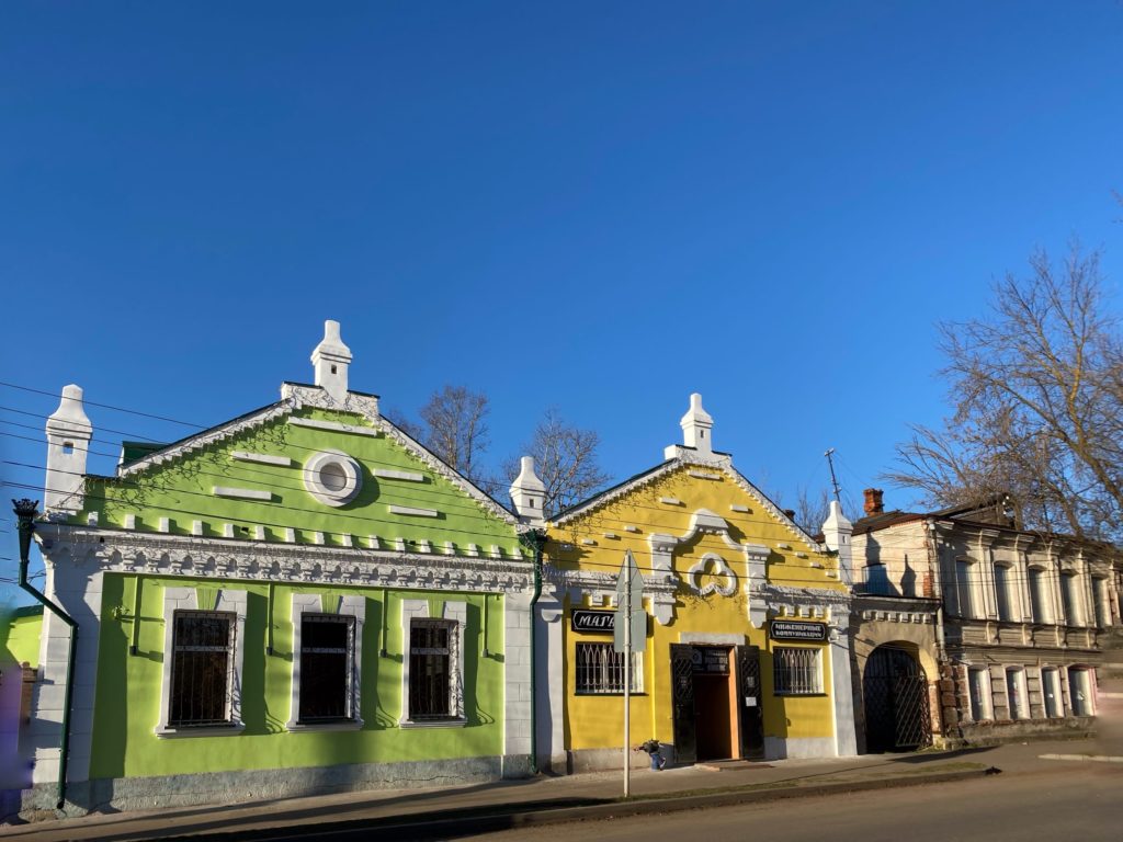 Общественники оценили новодел: старинные дома в Тверской области выкрасили в яркие цвета