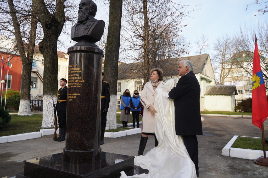 В Твери торжественно открыли бюст основателю женской учительской школы Павлу Павловичу Максимовичу