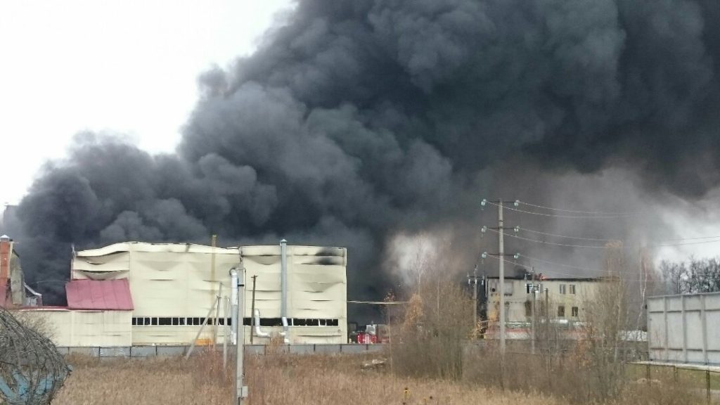 Пожарным удалось ликвидировать открытое горение в ангаре промзоны в Твери