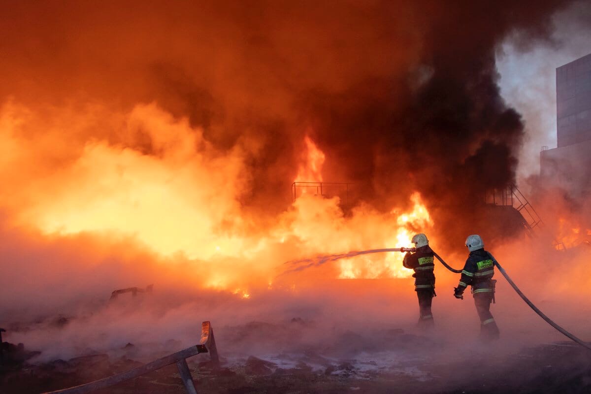 МЧС опубликовало эпичные фото пожара на складах в Твери