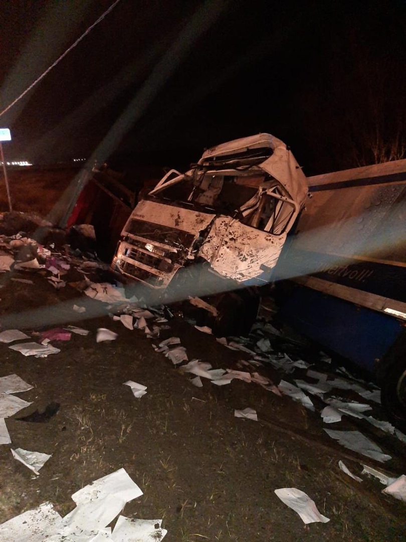 Под Тверью два большегруза не поделили дорогу и опрокинулись в кювет Под Тверью два большегруза не поделили дорогу и опрокинулись в кювет