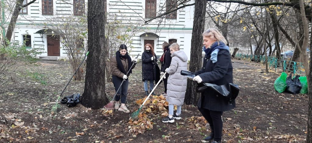 Волонтёры очистили территорию рядом с Музеем тверского быта