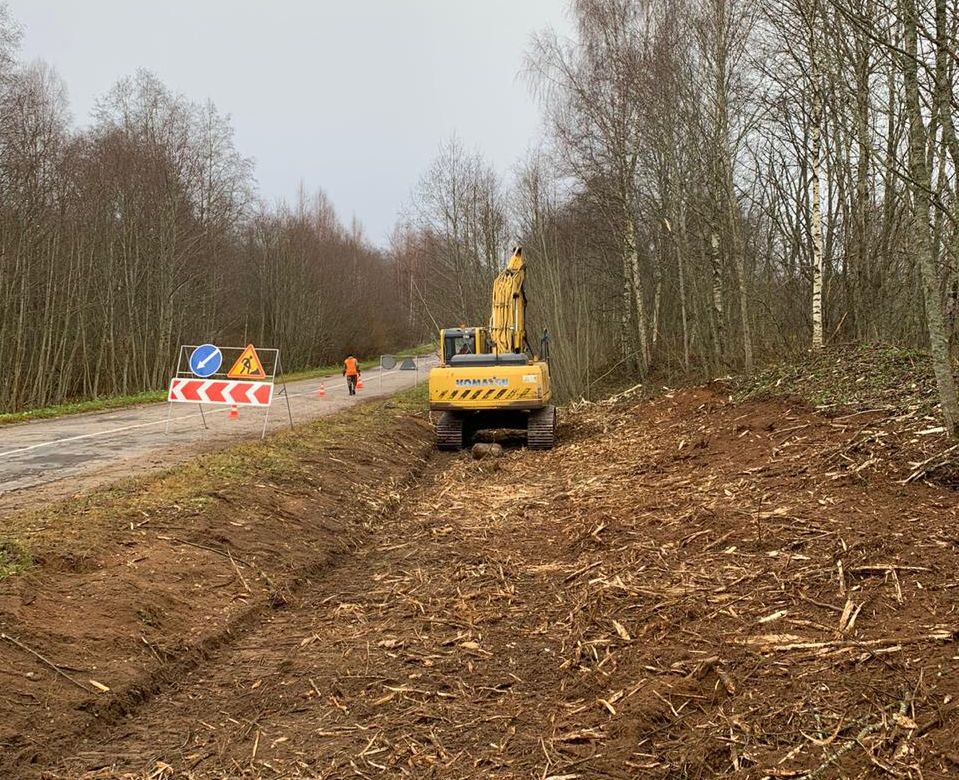 В Тверской области расчищают обочины дорог от деревьев и кустарника