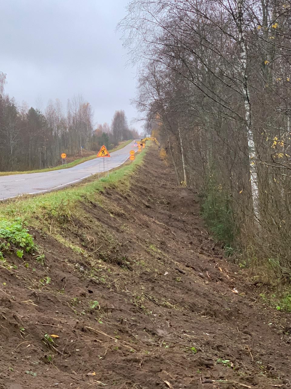 В Тверской области расчищают обочины дорог от деревьев и кустарника
