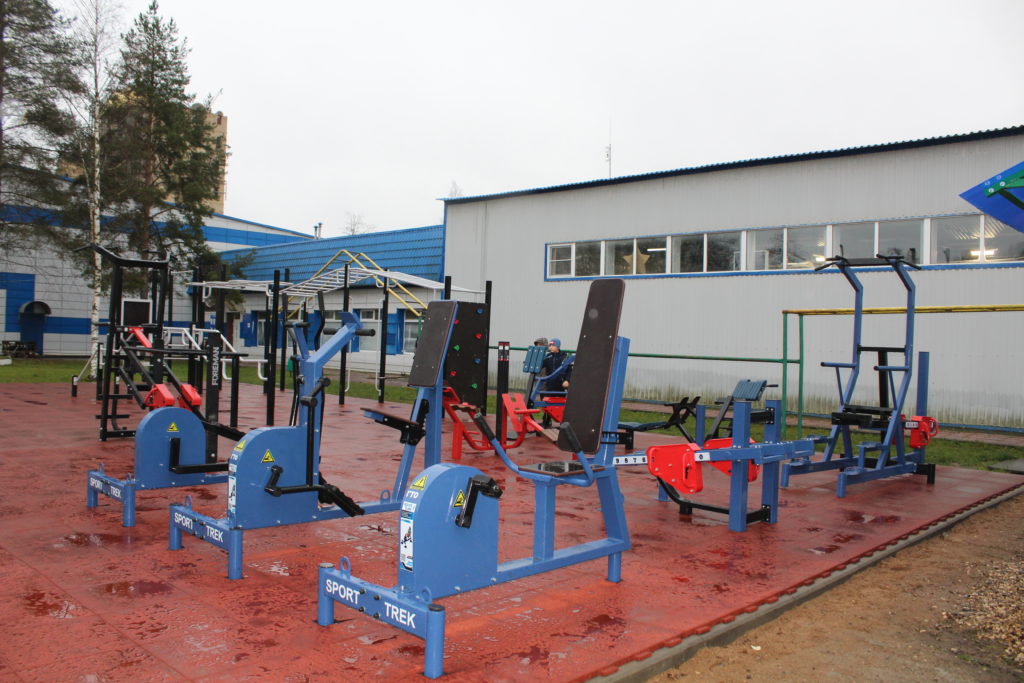 В Нелидово установили современную детскую площадку