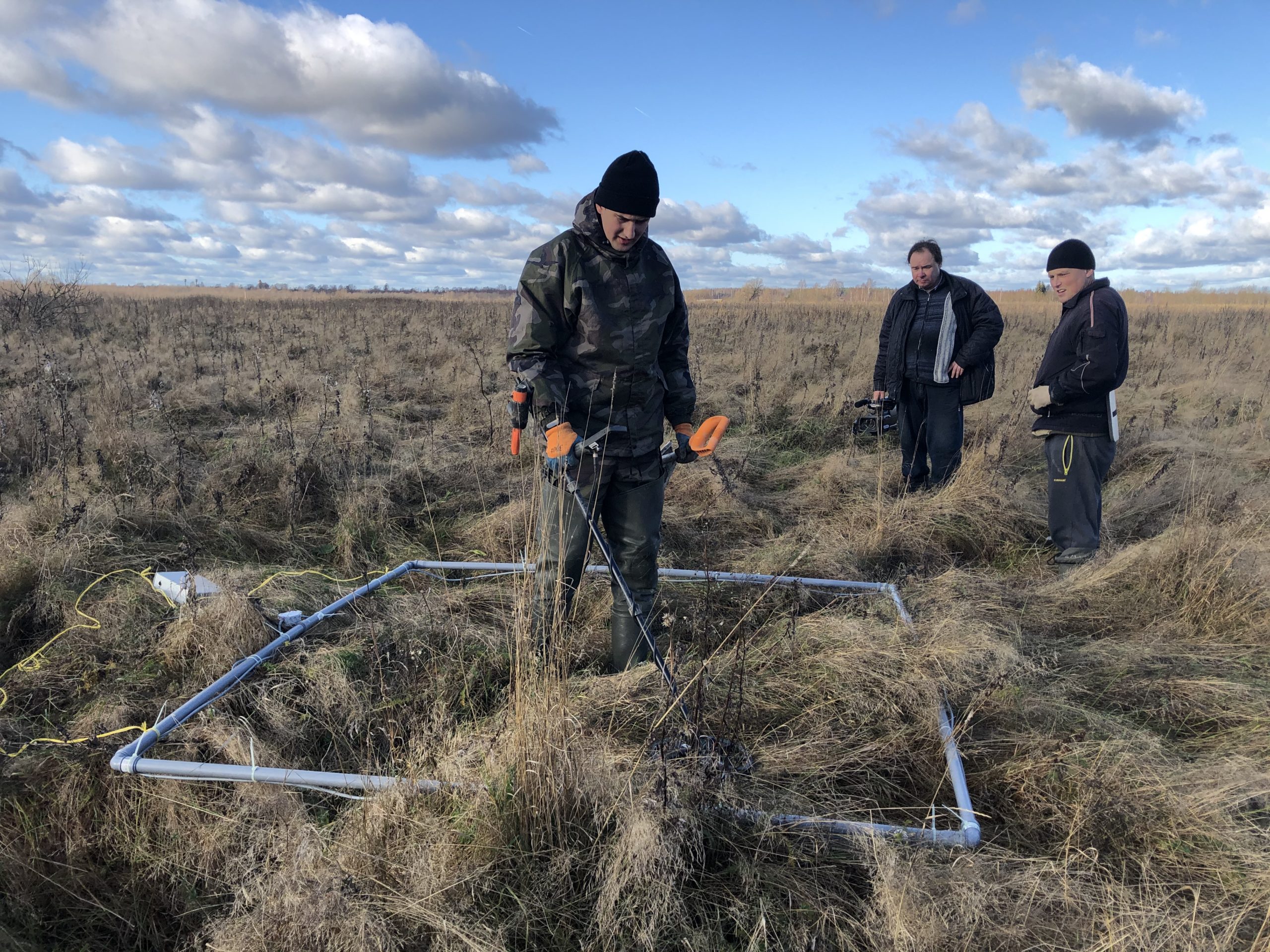 Поисковики установили имена экипажа самолёта, найденного в Тверской области Поисковики установили имена экипажа самолёта, найденного в Тверской области