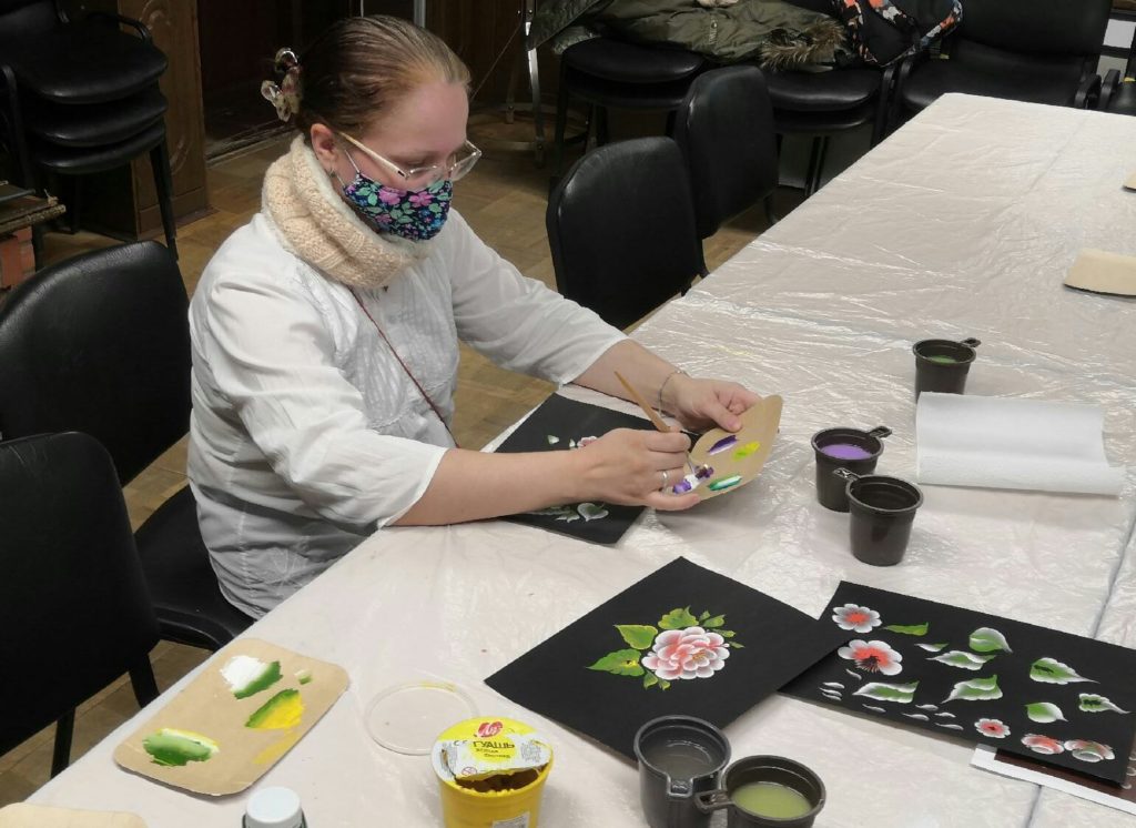 Жителей Твери научили уникальной технике росписи по дереву Жителей Твери научили уникальной технике росписи по дереву