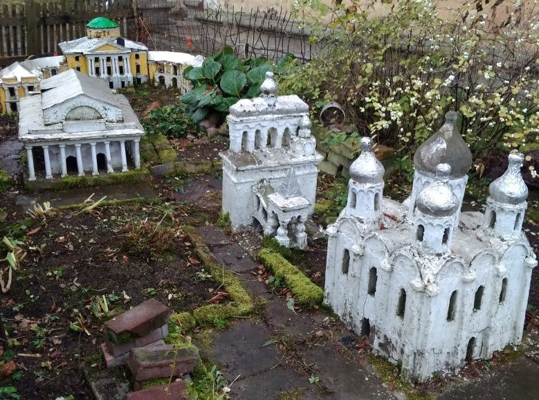 В одном из тверских дворов обнаружили архитектурную мини-инсталляцию В одном из тверских дворов обнаружили архитектурную мини-инсталляцию