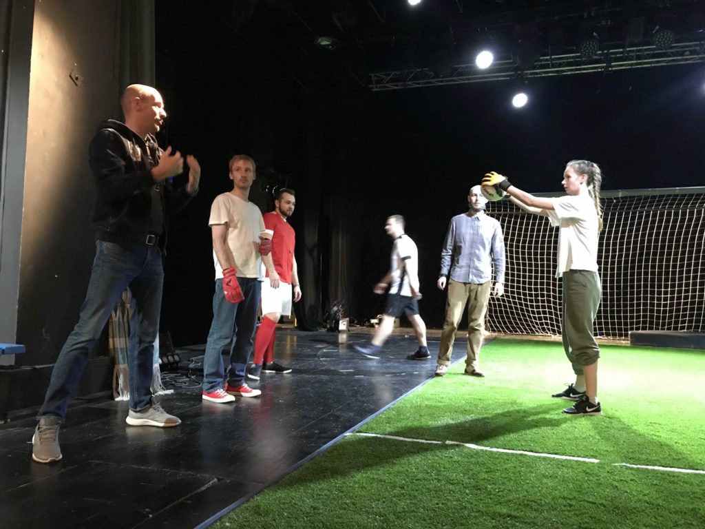 Тверской ТЮЗ провел тренировку  с главным тренером футбольного клуба "Тверь" перед премьерой "Вратарь и море"