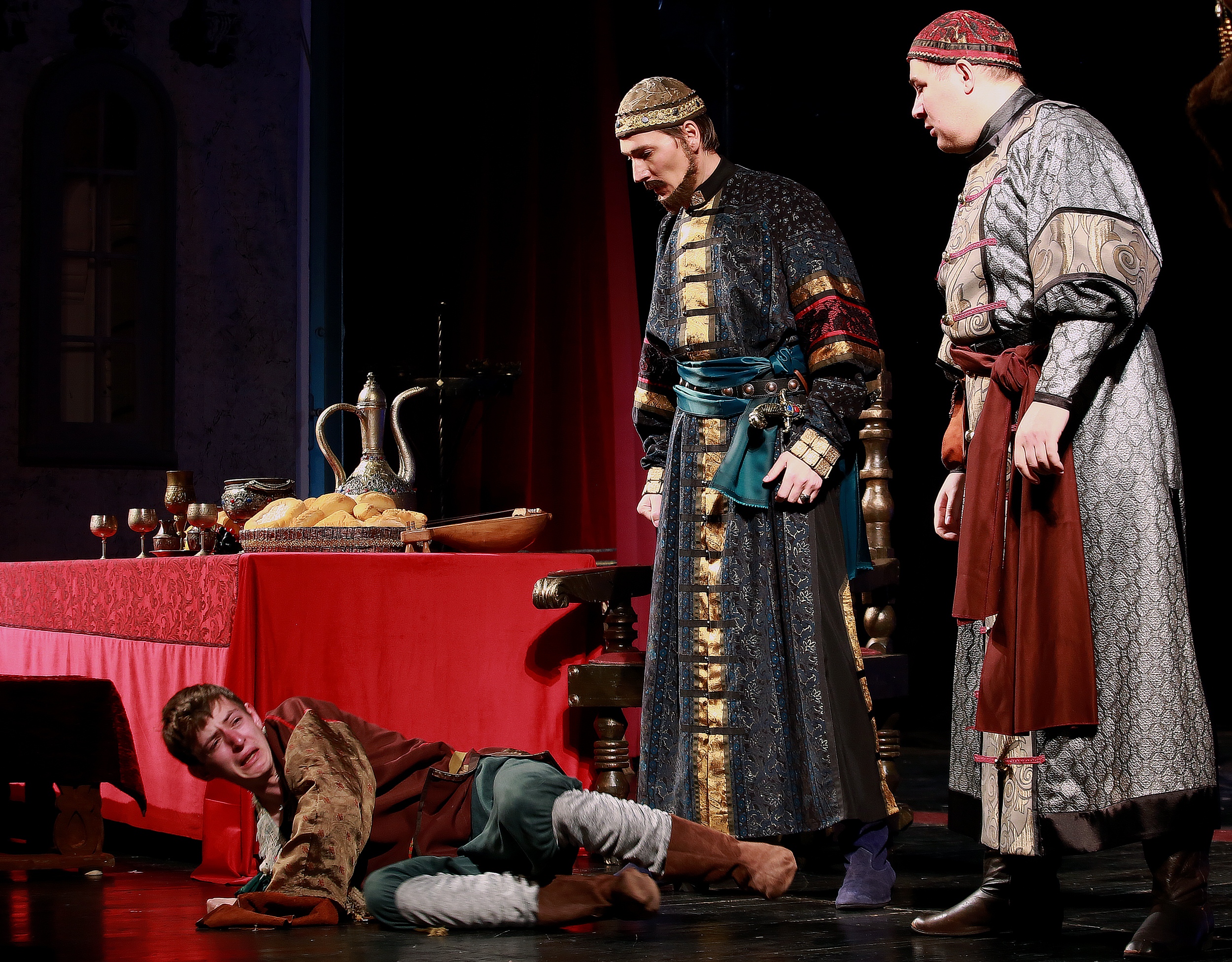 Скоро премьера: фото с репетиции исторического спектакля "Невольники" в Твери