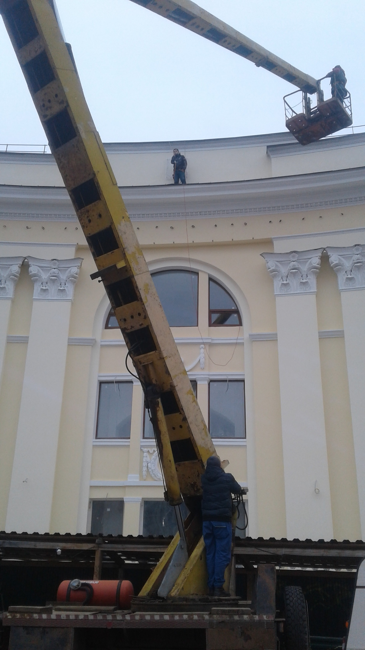 На фасад нового Дворца бракосочетаний в Твери установили буквы с подсветкой