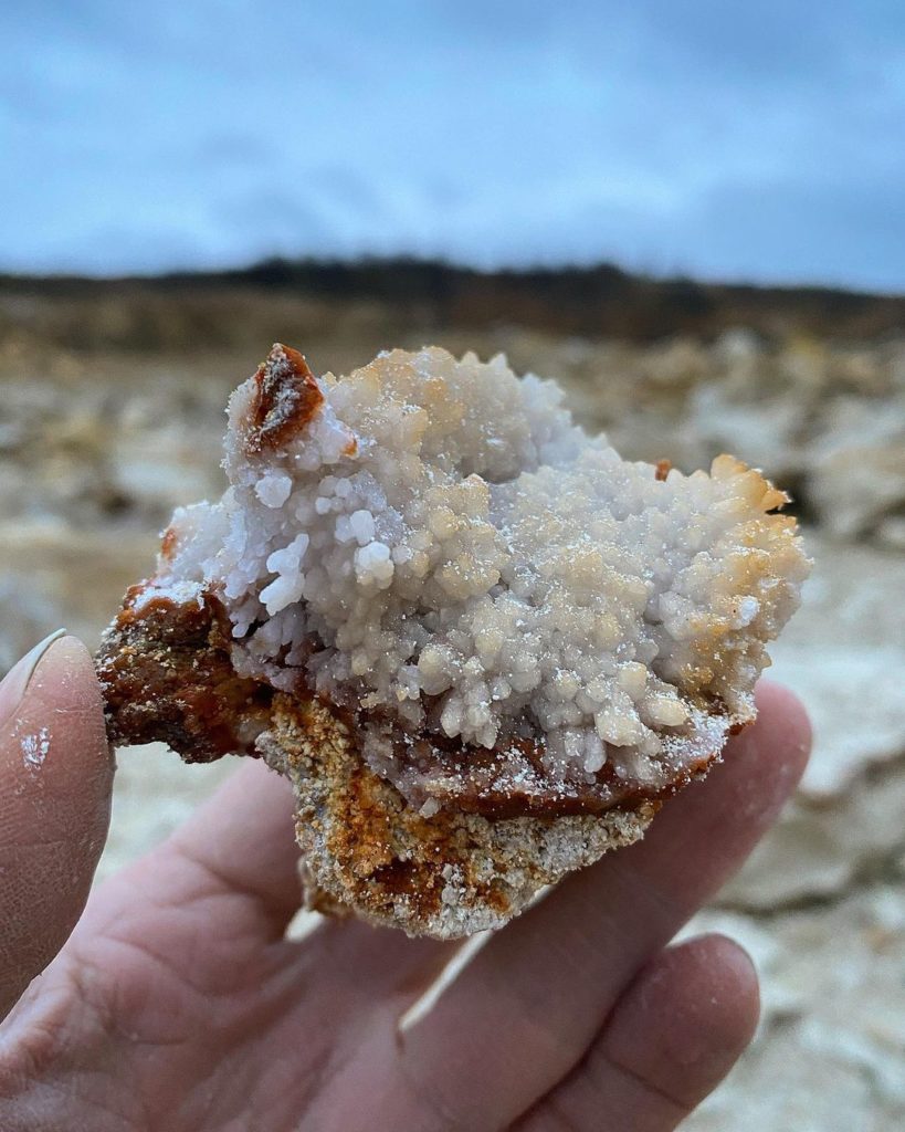 Исследователь нашёл в Тверской области кварц-халцедоновые кристаллы редкой красоты