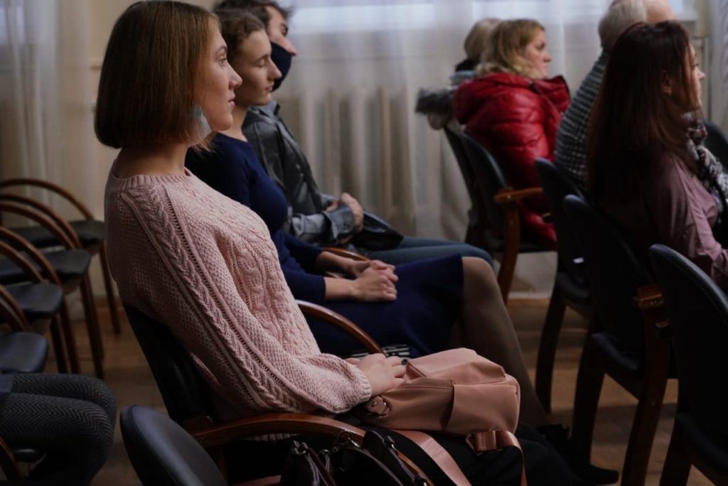 "Свет души" в Горьковке: православные песнопения и песни "Кино" звучали в тверской библиотеке