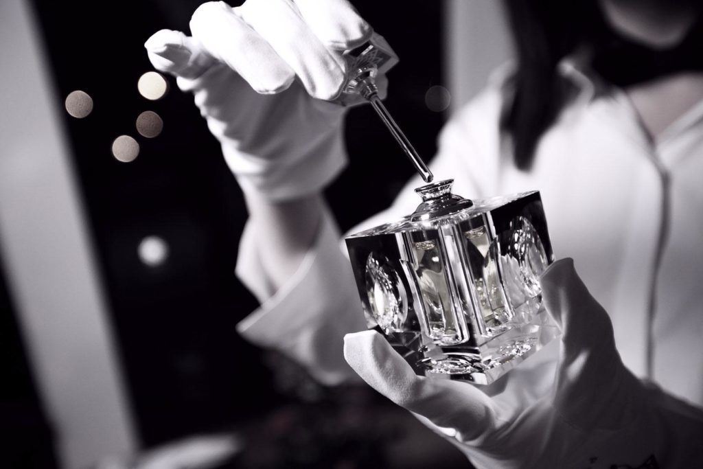 Удомельский «парфюмер» украл из магазина несколько флаконов туалетной воды