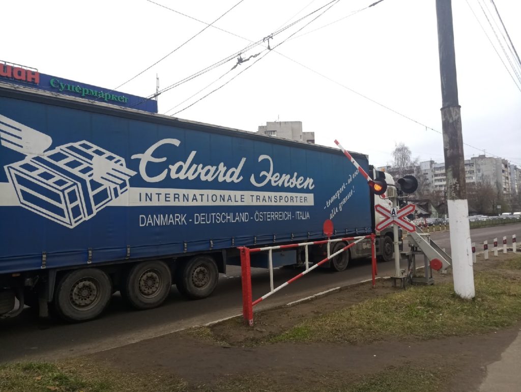 Поврежденный шлагбаум парализовал движение в Заволжском районе Твери