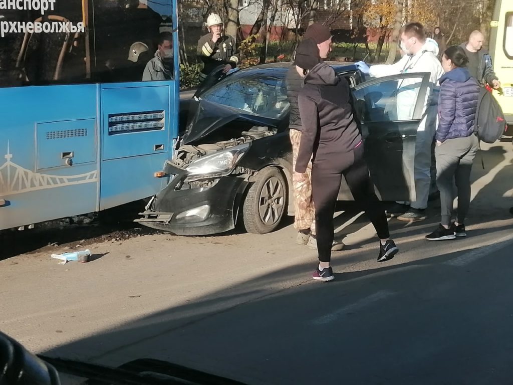 В Твери юная автоледи протаранила автобус с пассажирами В Твери юная автоледи протаранила автобус с пассажирами