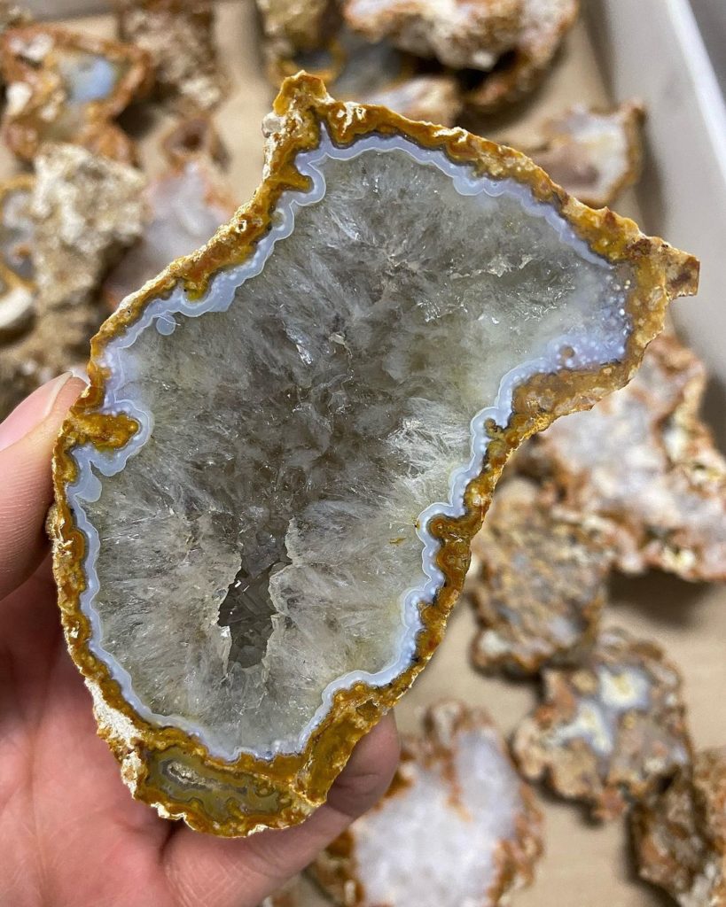 Исследователь нашёл в Тверской области кварц-халцедоновые кристаллы редкой красоты Исследователь нашёл в Тверской области кварц-халцедоновые кристаллы редкой красоты