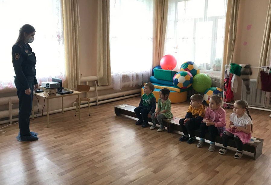 В Тверской области детям рассказали о мерах противопожарной безопасности В Тверской области детям рассказали о мерах противопожарной безопасности