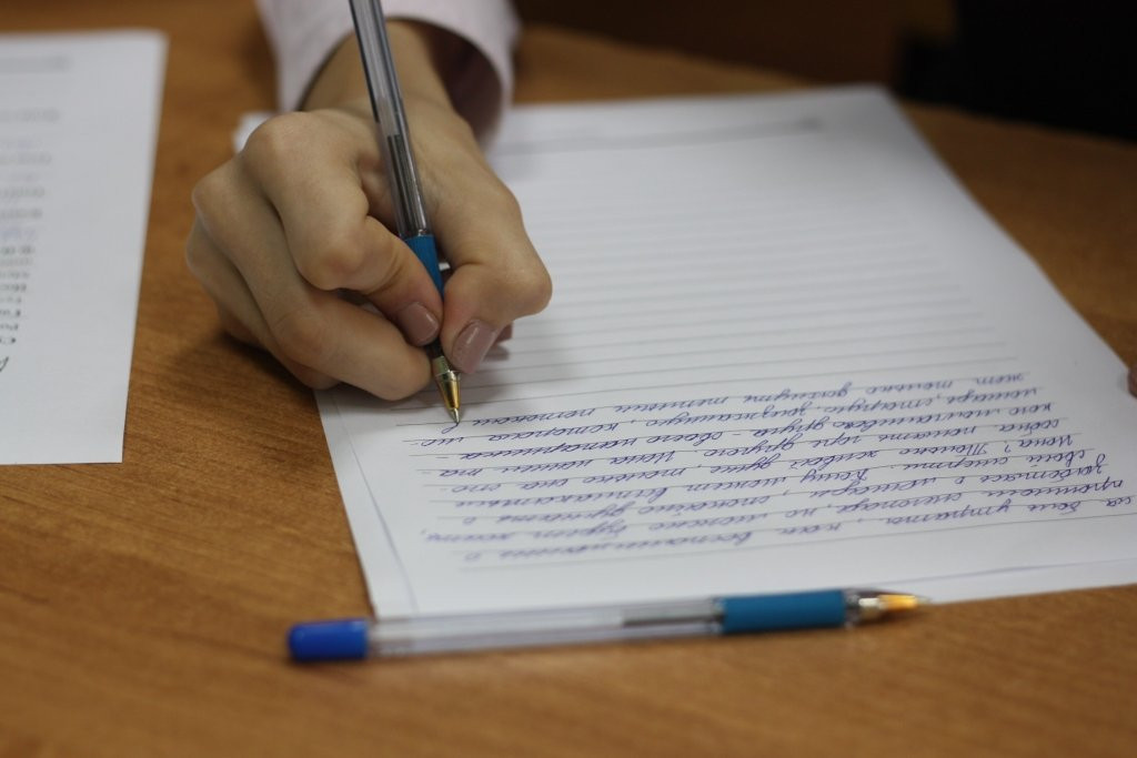 Тверские выпускники напишут итоговое сочинение не раньше апреля 2021 года Тверские выпускники напишут итоговое сочинение не раньше апреля 2021 года
