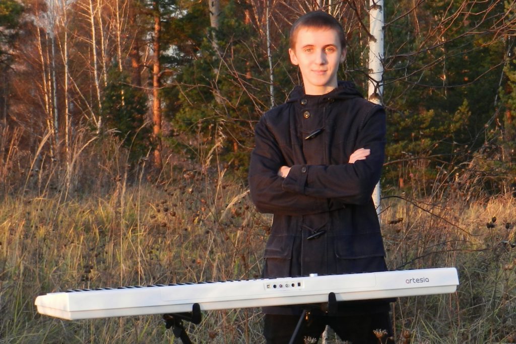 Школьник из Тверской области сыграет кавер хит известного исполнителя Школьник из Тверской области сыграет кавер хит известного исполнителя