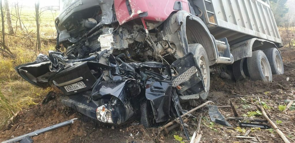 Груда искореженного металла: появилось видео с места жуткого ДТП на трассе М-10 в Конаковском районе