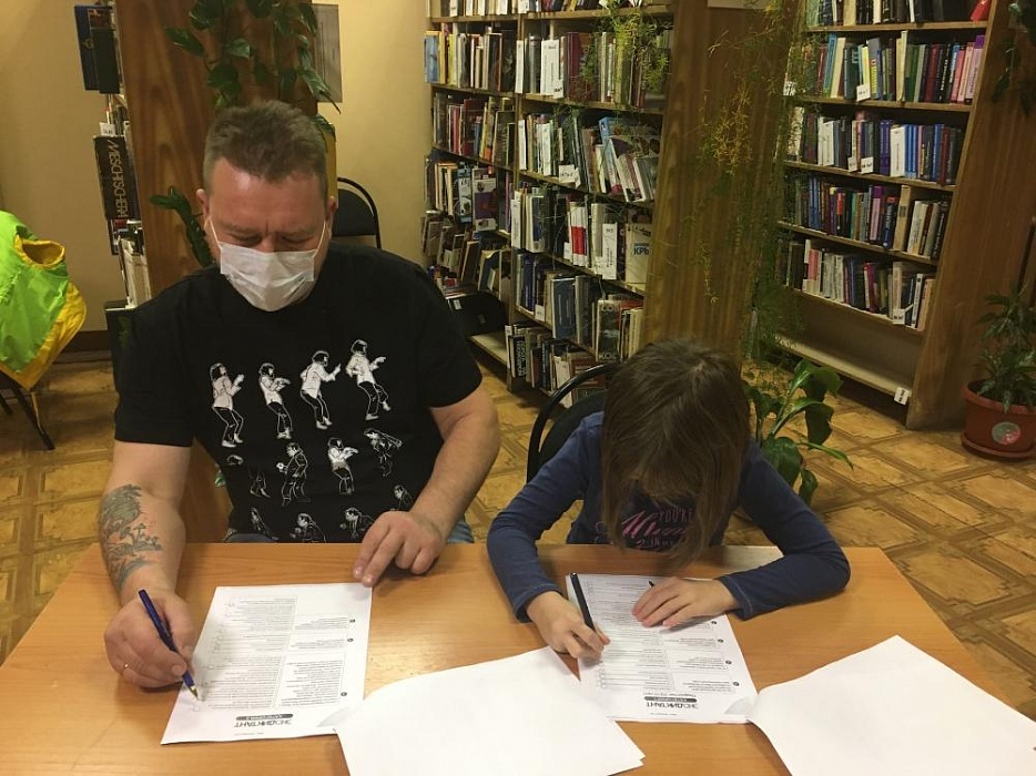 Конаковские школьники вместе с родителями написали экологический диктант Конаковские школьники вместе с родителями написали экологический диктант