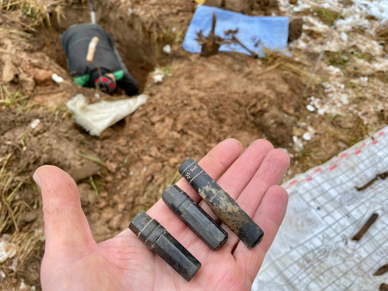В Тверской области поисковики нашли именной портсигар и иконку, пробитую осколком