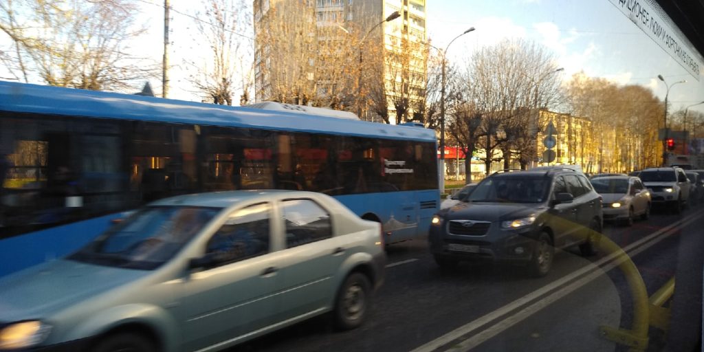 В Твери из-за ремонтных работ на "Горбатом" мосту образовалась страшная пробка В Твери из-за ремонтных работ на "Горбатом" мосту образовалась страшная пробка