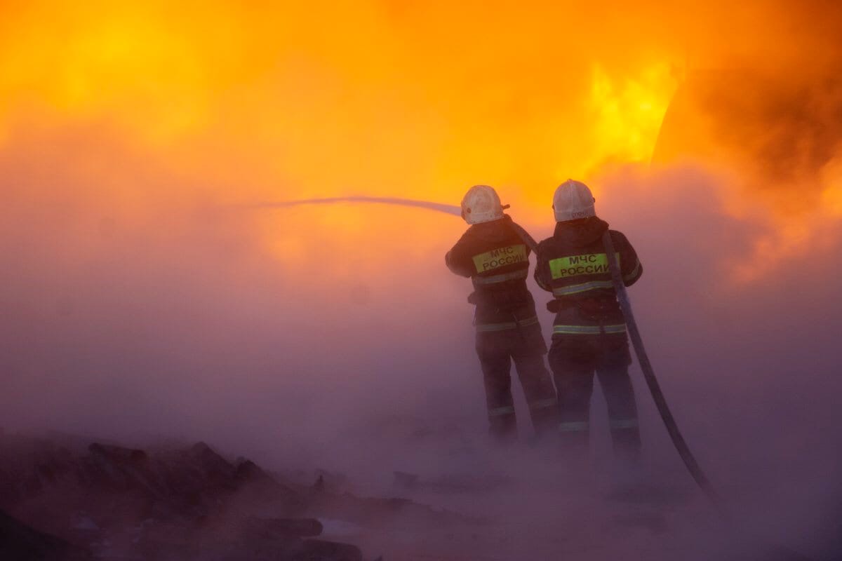 МЧС опубликовало эпичные фото пожара на складах в Твери