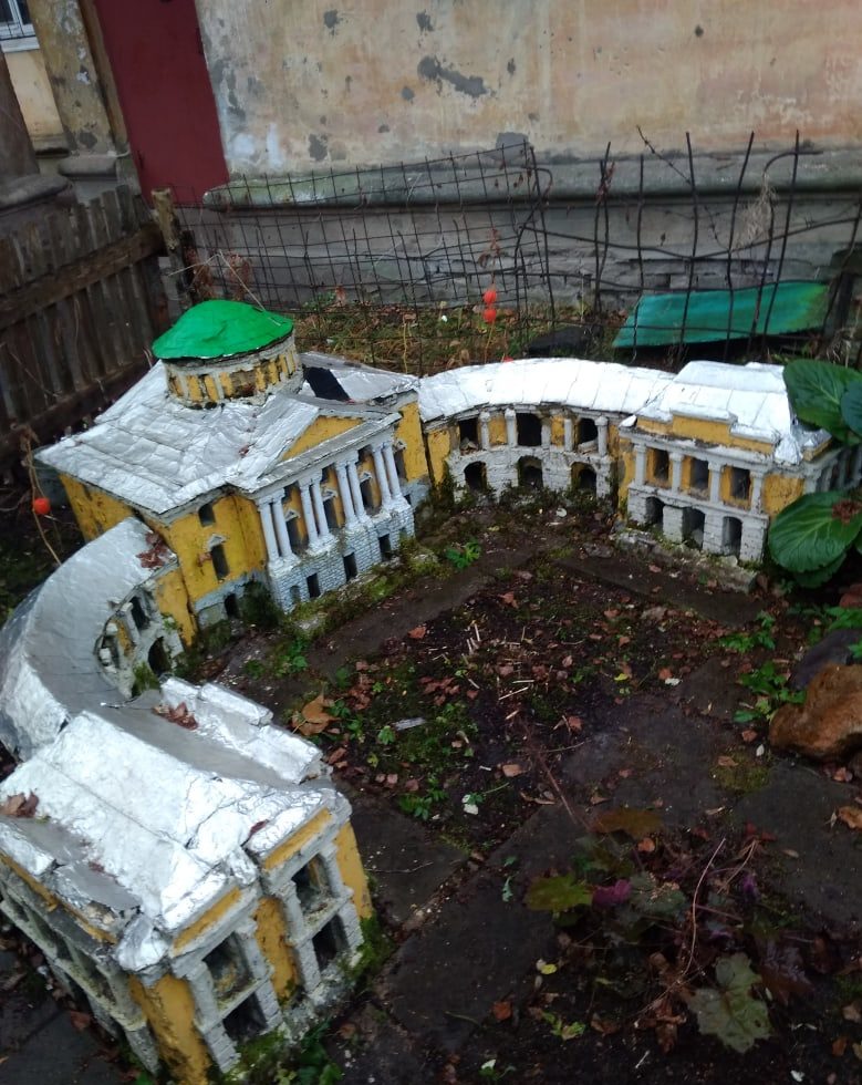 В одном из тверских дворов обнаружили архитектурную мини-инсталляцию