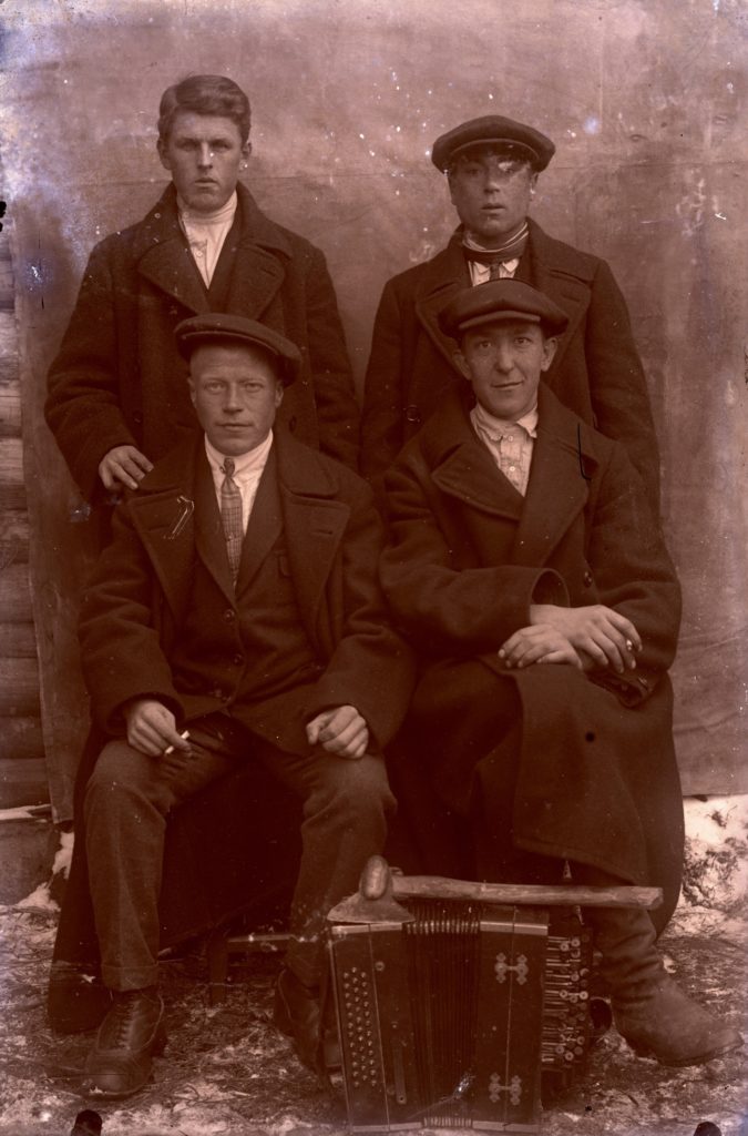 Исследователи из Тверской области пытаются разгадать историю фотографии мужчин с красным топором Исследователи из Тверской области пытаются разгадать историю фотографии мужчин с красным топором