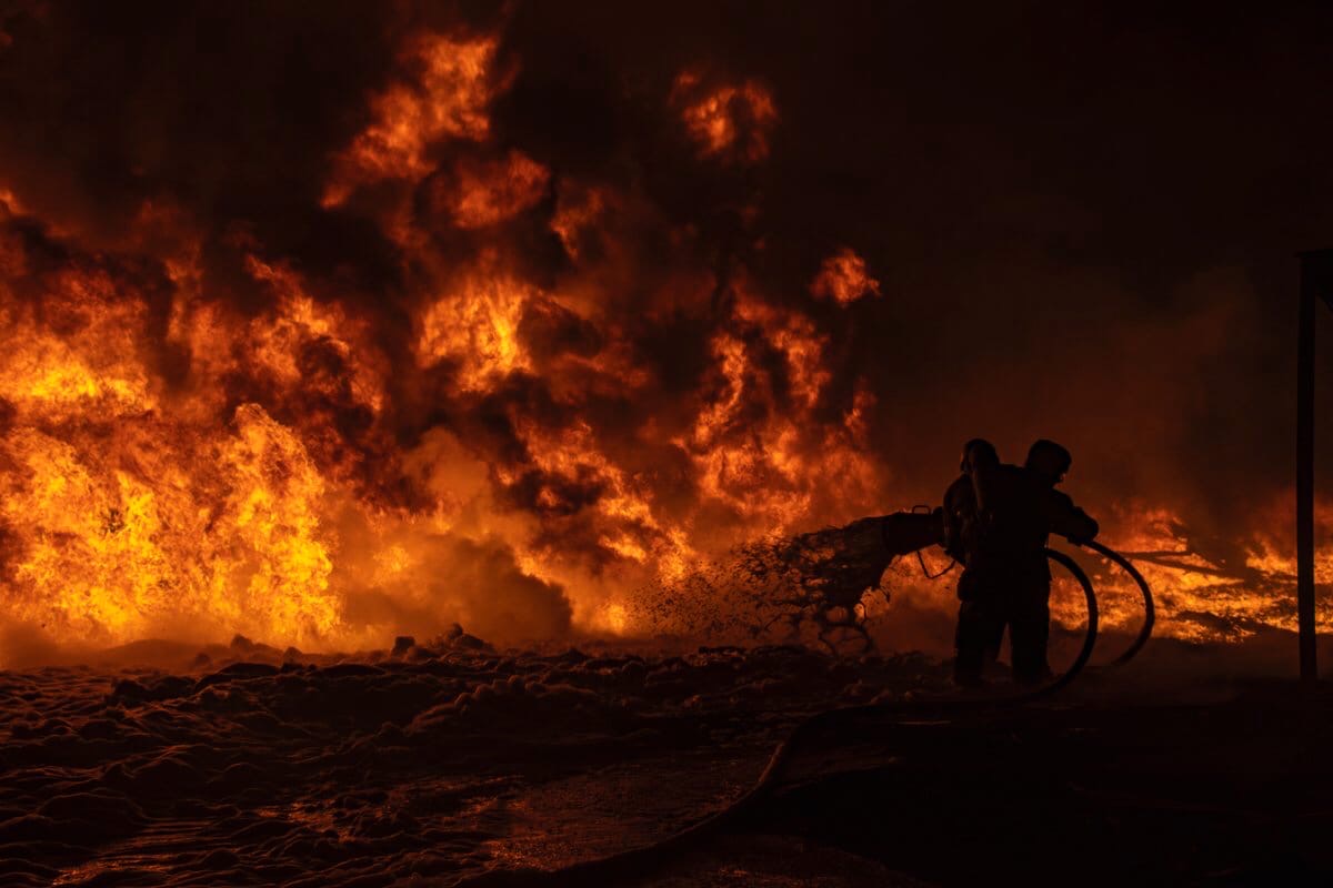 МЧС опубликовало эпичные фото пожара на складах в Твери