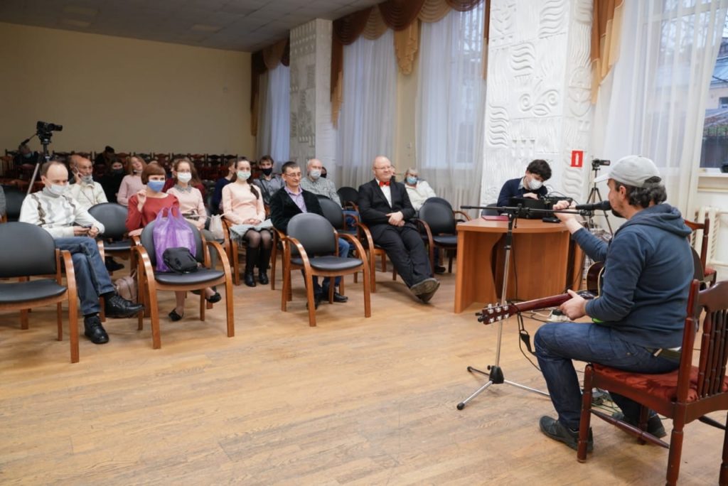 "Свет души" в Горьковке: православные песнопения и песни "Кино" звучали в тверской библиотеке