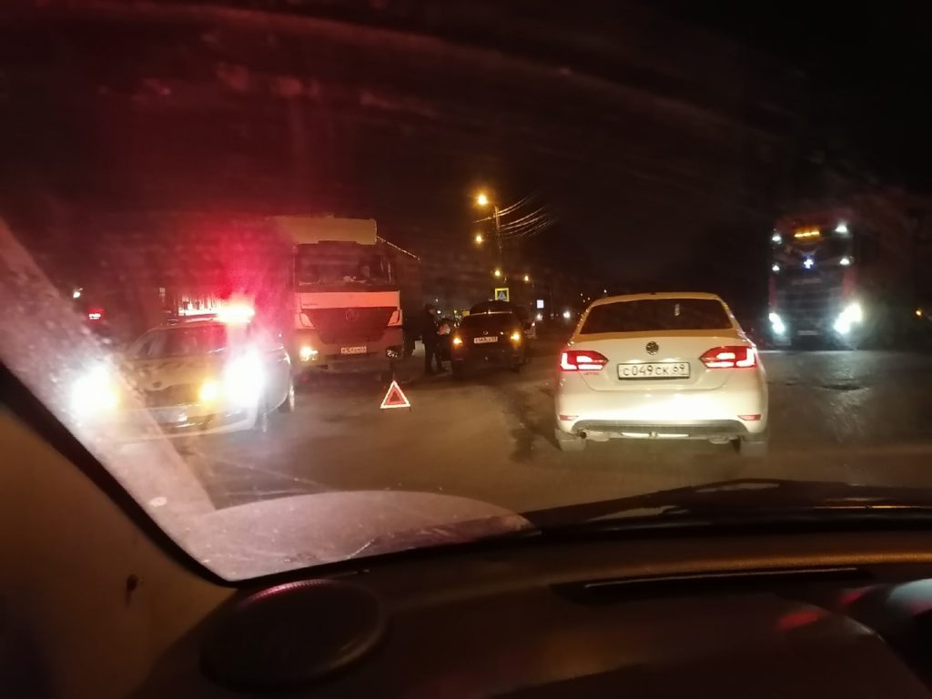 Из-за аварии на Старицком шоссе в Твери собирается пробка Из-за аварии на Старицком шоссе в Твери собирается пробка