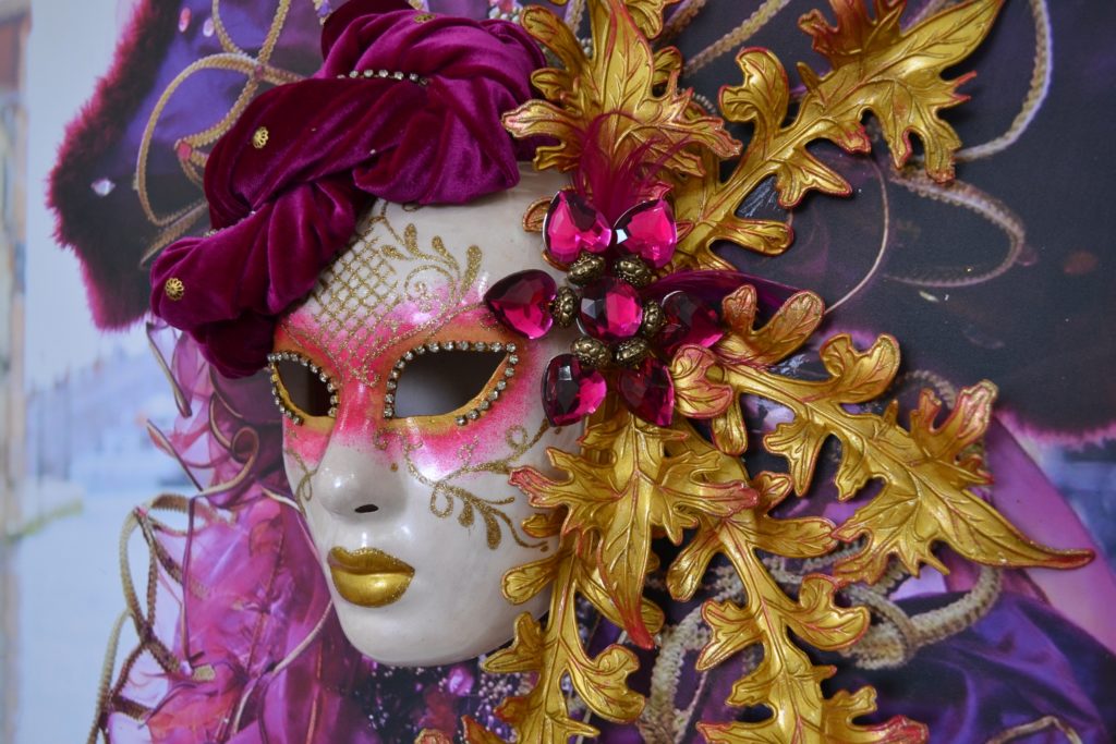 В Тверском музейно-выставочном центре откроется выставка карнавальных масок В Тверском музейно-выставочном центре откроется выставка карнавальных масок