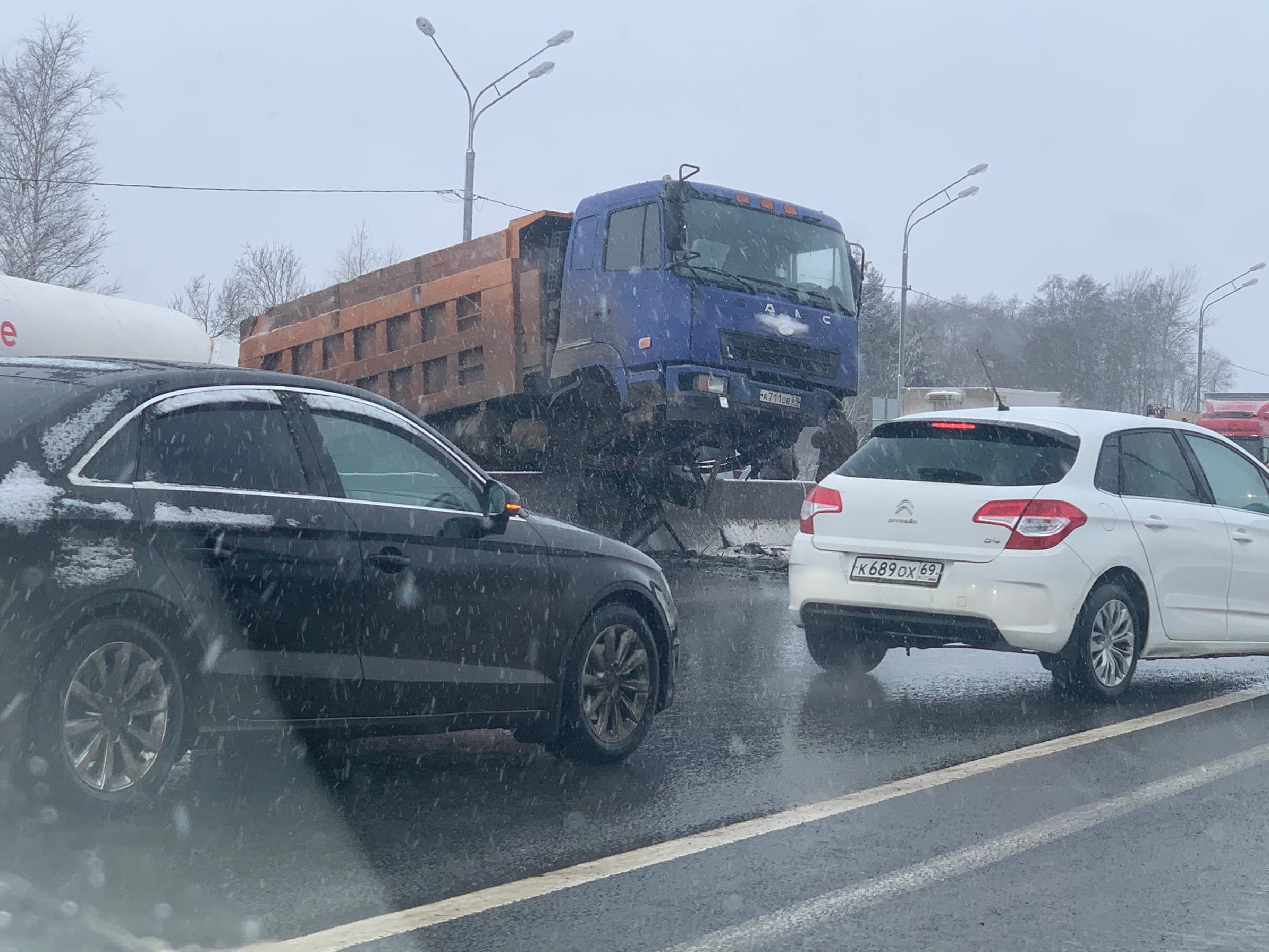 В Твери на окружной легковой автомобиль въехал под самосвал В Твери на окружной легковой автомобиль въехал под самосвал