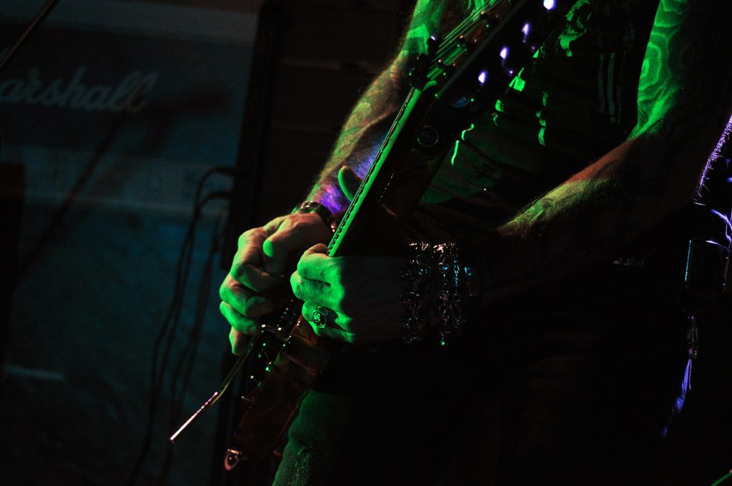 Сатриани за 10 баксов: в Твери выступил экс-гитарист "Арии" Сергей Маврин Сатриани за 10 баксов: в Твери выступил экс-гитарист "Арии" Сергей Маврин