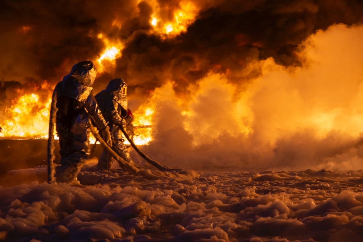 МЧС опубликовало эпичные фото пожара на складах в Твери