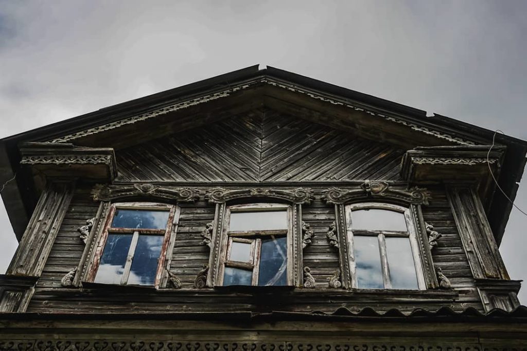Фотограф из Москвы поделилась снимками уникального дома в Тверской области