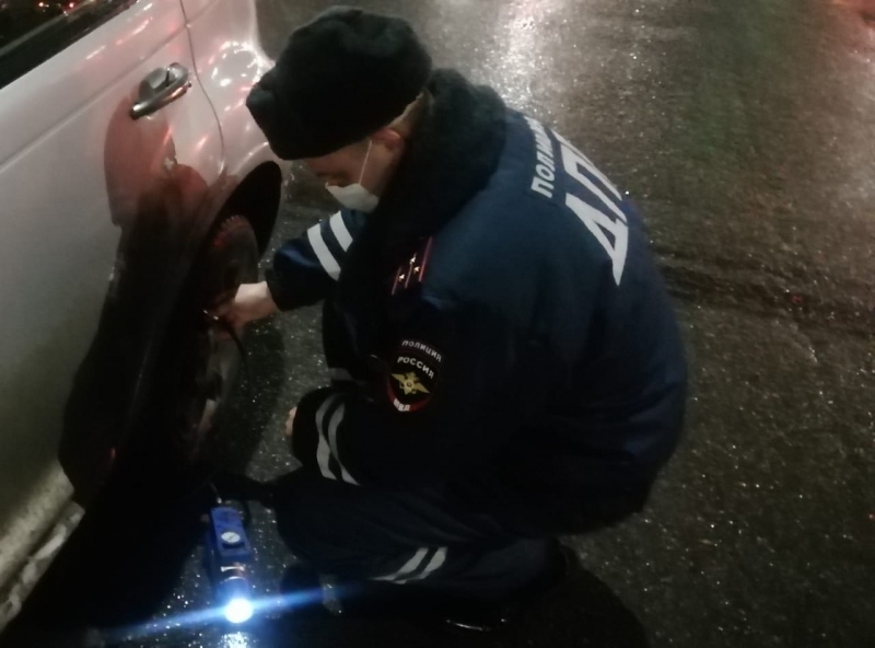 Сотрудник ГИБДД Сергей Мерзликин помог девушке с двумя детьми в Тверской области